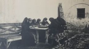 maicute in curtea manastirii Horezu